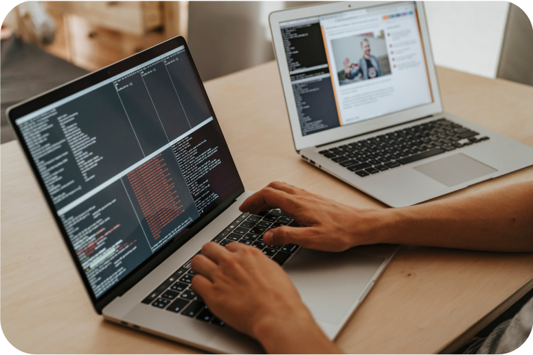 ノートパソコンでプログラムコードを入力するエンジニア