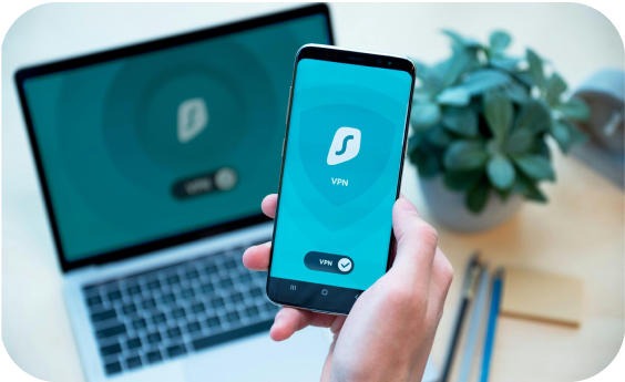VPNアプリを表示したスマートフォンとノートパソコン