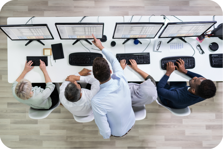 複数の社員が並んでパソコン作業をしている様子