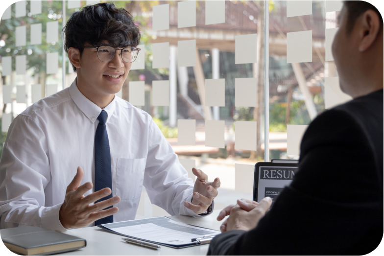 コンサル中に現状を説明する若い男性